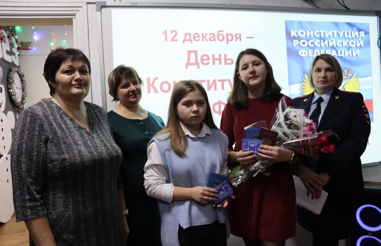 В Лебяжьевском муниципальном округе состоялось торжественное вручение паспортов.