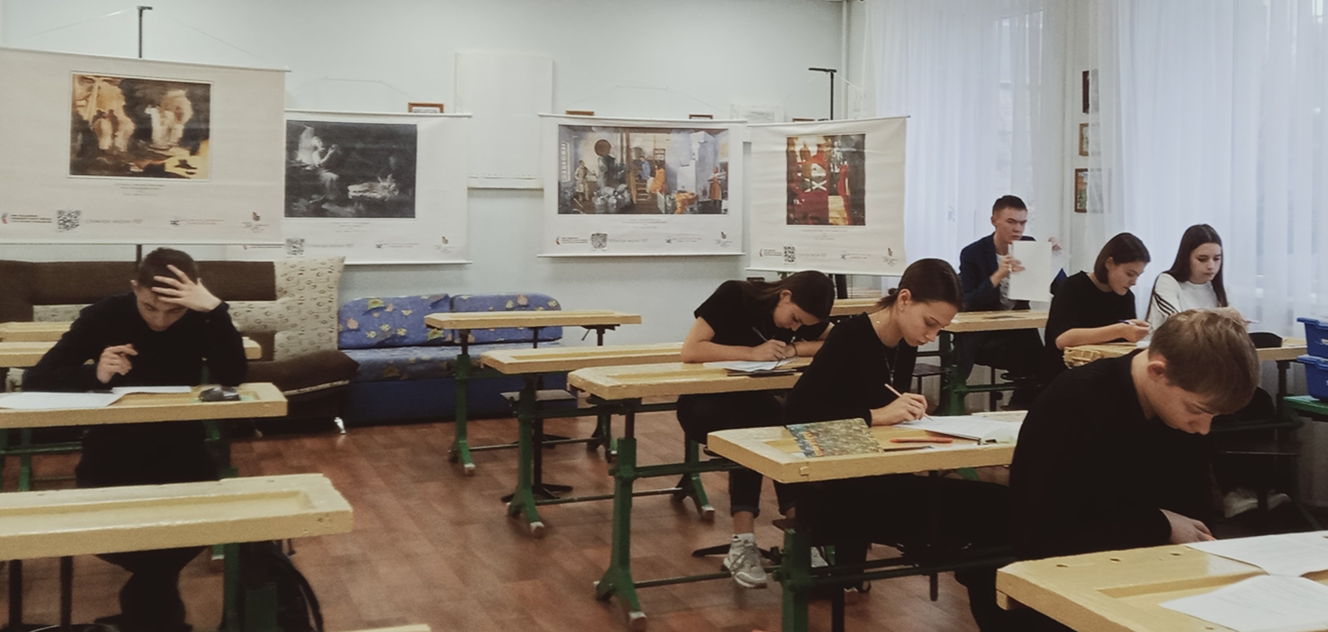 Школьники Лебяжьевского муниципального округа выполняют задания муниципального этапа Всероссийской олимпиады по избирательному праву и избирательному процессу.