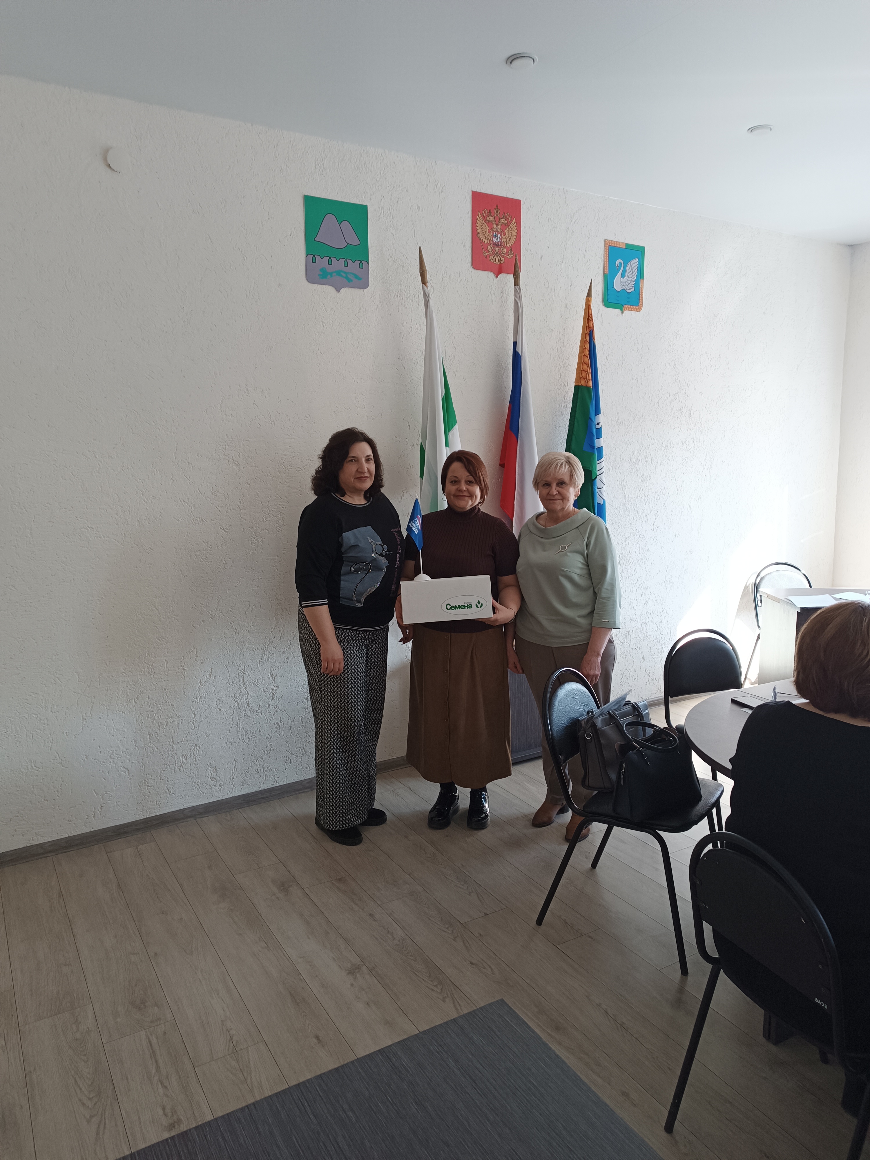 Заместитель Председателя Курганской областной Думы, Генеральный директор АО «Кургансемена», Марат Нуриевич Исламов традиционно из года в год передает комплекты семенного материала овощных культур для сельских школ Лебяжьевского округа.