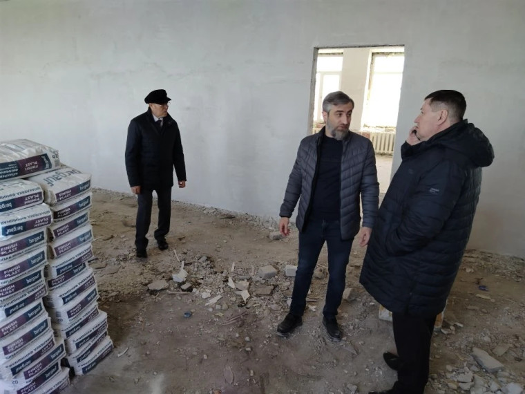 Марат Нуриевич Исламов и глава Лебяжьевского муниципального округа Михайлов Андрей Анатольевич заглянули в СОШ и корпус детского сада «Ладушки» в р.п. Лебяжье, чтобы посмотреть, как продвигаются капитальные ремонты этих двух объектов.