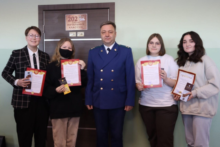 Прокурором Лебяжьевского района поощрены учащиеся Лебяжьевской школы.