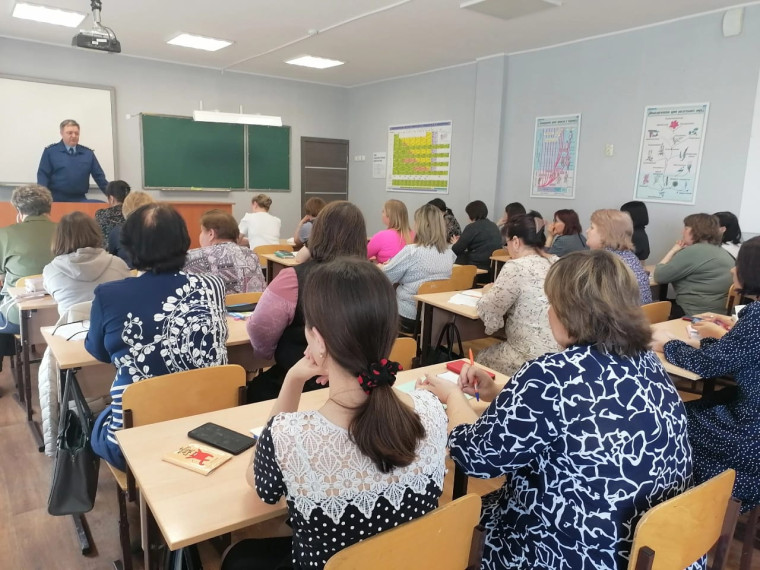 Прокурор Лебяжьевского района разъяснил действующее законодательство учащимся и учителям Лебяжьевской школы.